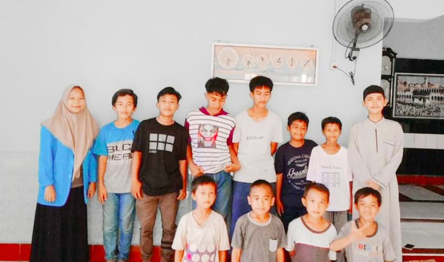 Remaja Desa Puty Luwu Ini Arpadil, Ajari Anak Anak Tajwid Bacaan Al-Quran