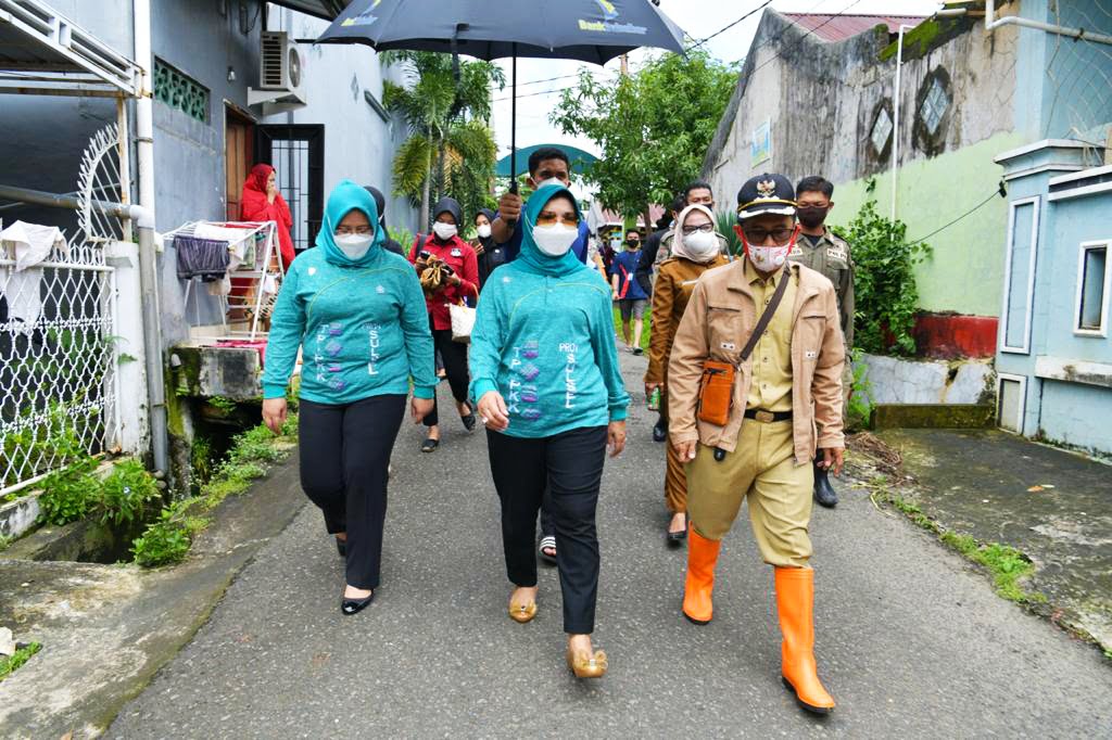 Lies F Nurdin Kunjungi Tiga Tititk Banjir Terparah di Makassar