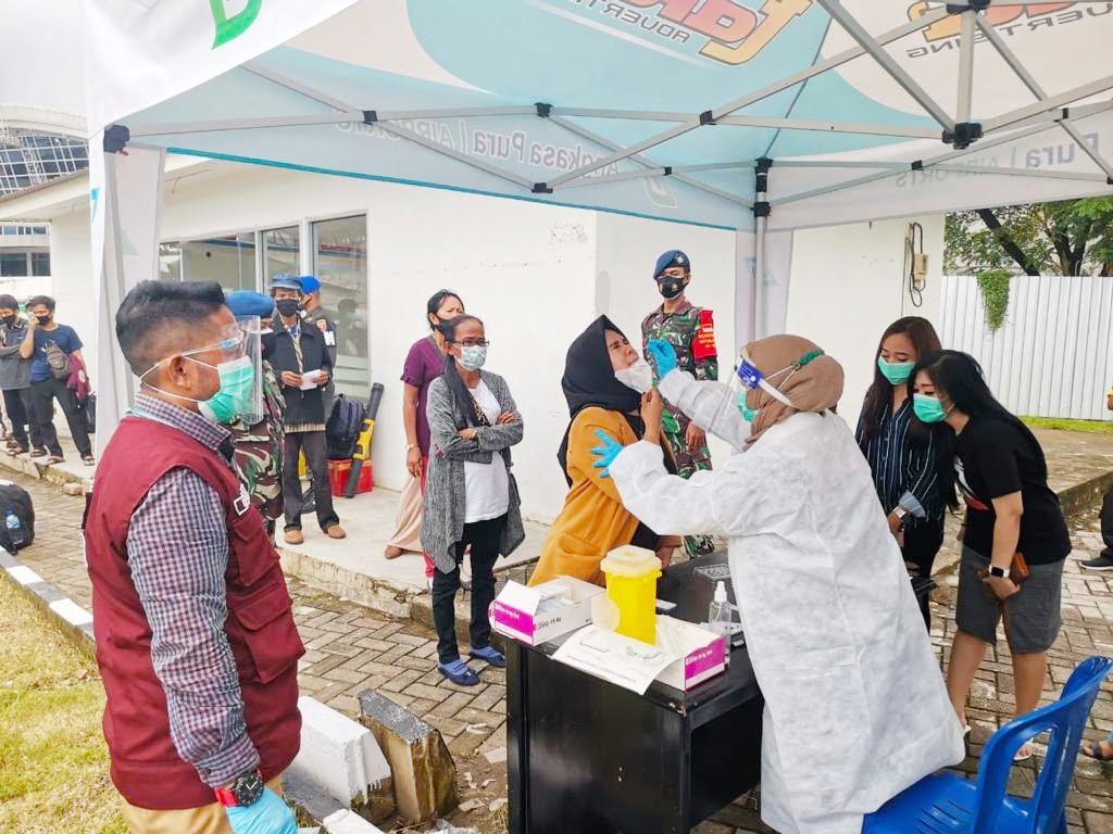 Ratusan Orang Ikut Rapid Antigen di Bandara Sultan Hasanuddin