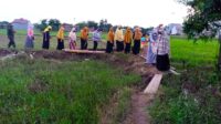 Meski Telusuri Pematang Sawah, Permata Birma Tetap Semangat Bagikan Bantuan
