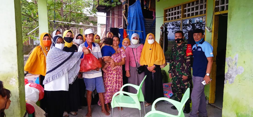 Meski Telusuri Pematang Sawah, Permata Birma Tetap Semangat Bagikan Bantuan 3 Meski Telusuri Pematang Sawah, Permata Birma Tetap Semangat Bagikan Bantuan