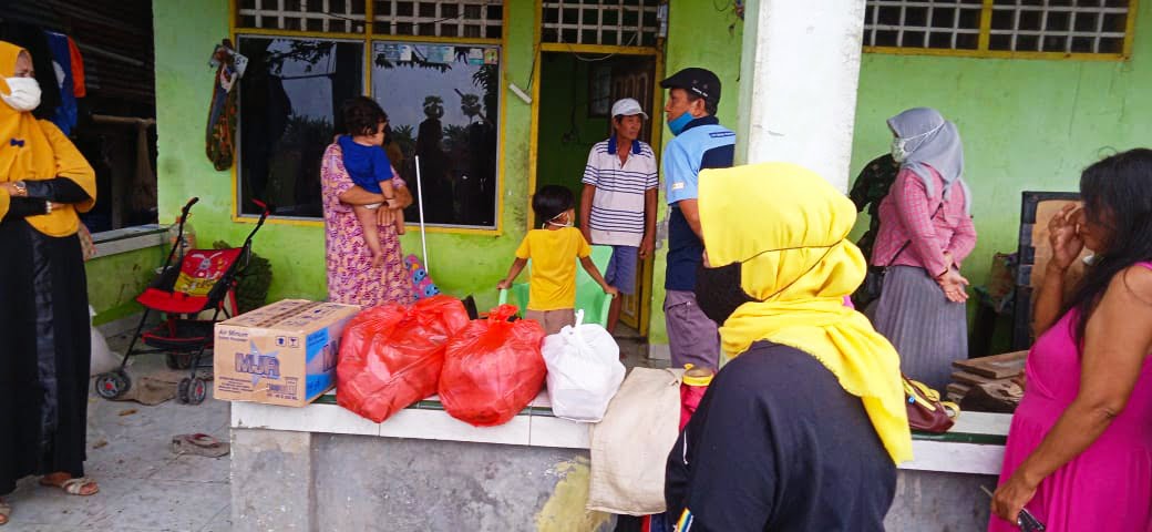 Meski Telusuri Pematang Sawah, Permata Birma Tetap Semangat Bagikan Bantuan 2 Meski Telusuri Pematang Sawah, Permata Birma Tetap Semangat Bagikan Bantuan