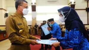 Serahkan SK CPNS, Gubernur Tekankan SK Jangan Langsung dibawa ke Bank