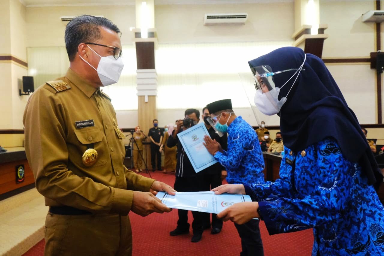 Serahkan SK CPNS, Gubernur Tekankan SK Jangan Langsung dibawa ke Bank