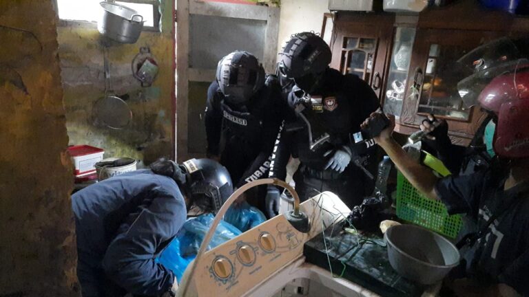 Tim Tubarania Sabhara Polres Gowa Gerebek Lokasi Penjual Miras 3 Sabhara Polres Gowa