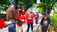 Mahasiswa KKN Unhas 105, Bagikan Masker dan Handsanitizer di Sudiang
