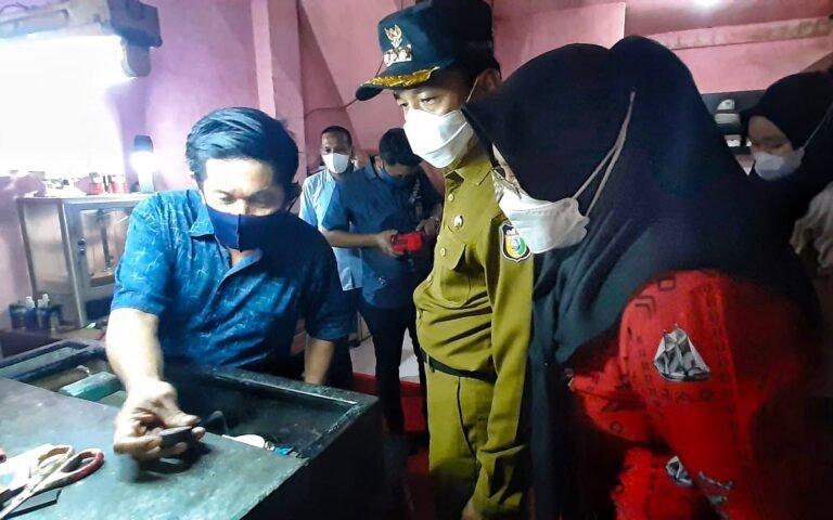 Bangkitkan Potensi Wisata, Rudy Kenalkan Pengrajin Perak Makassar