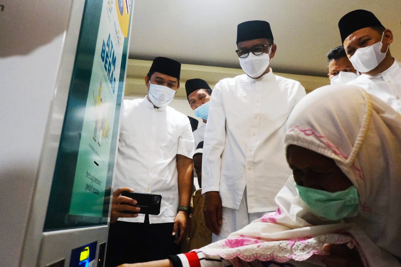 Resmikan ATM Beras untuk Dhuafa, Gubernur Harap Jumlahnya Bisa Terus Bertambah