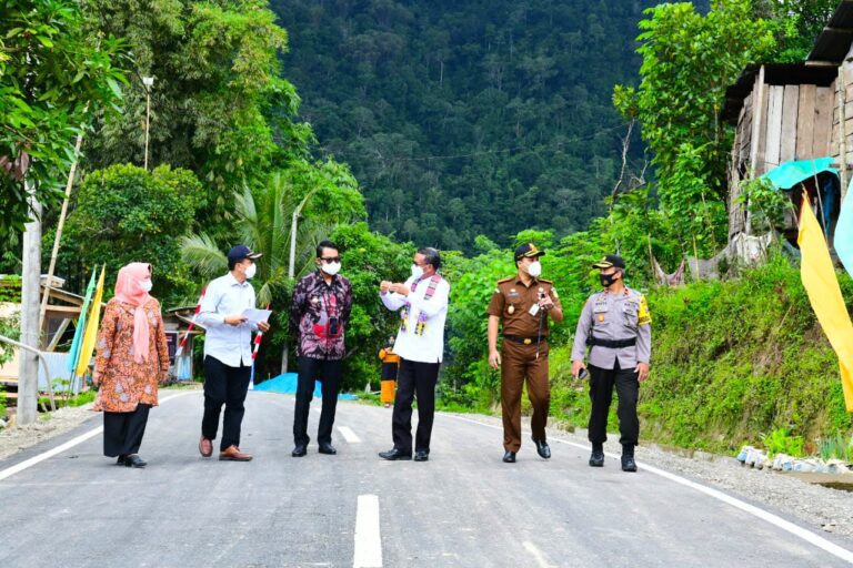 Resmikan 10 KM Jalan di Sinjai Barat, Gubernur Pastikan Kualitas Jalan yang Terbaik 5 Resmikan 10 KM Jalan di Sinjai Barat, Gubernur Pastikan Kualitas Jalan yang Terbaik