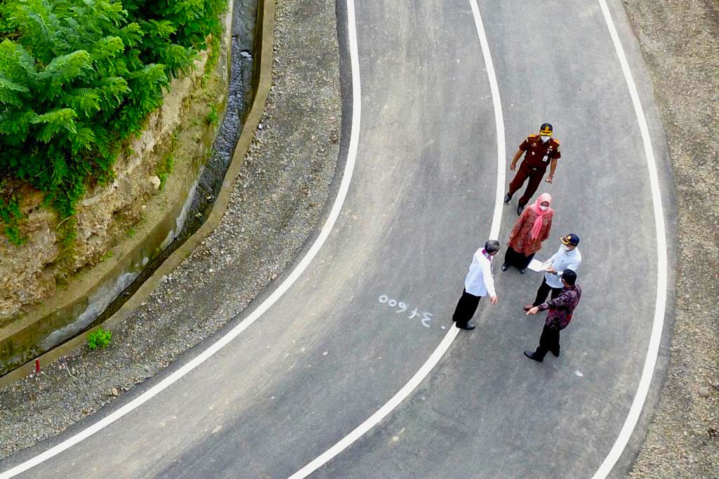 Resmikan 10 KM Jalan di Sinjai Barat, Gubernur Pastikan Kualitas Jalan yang Terbaik