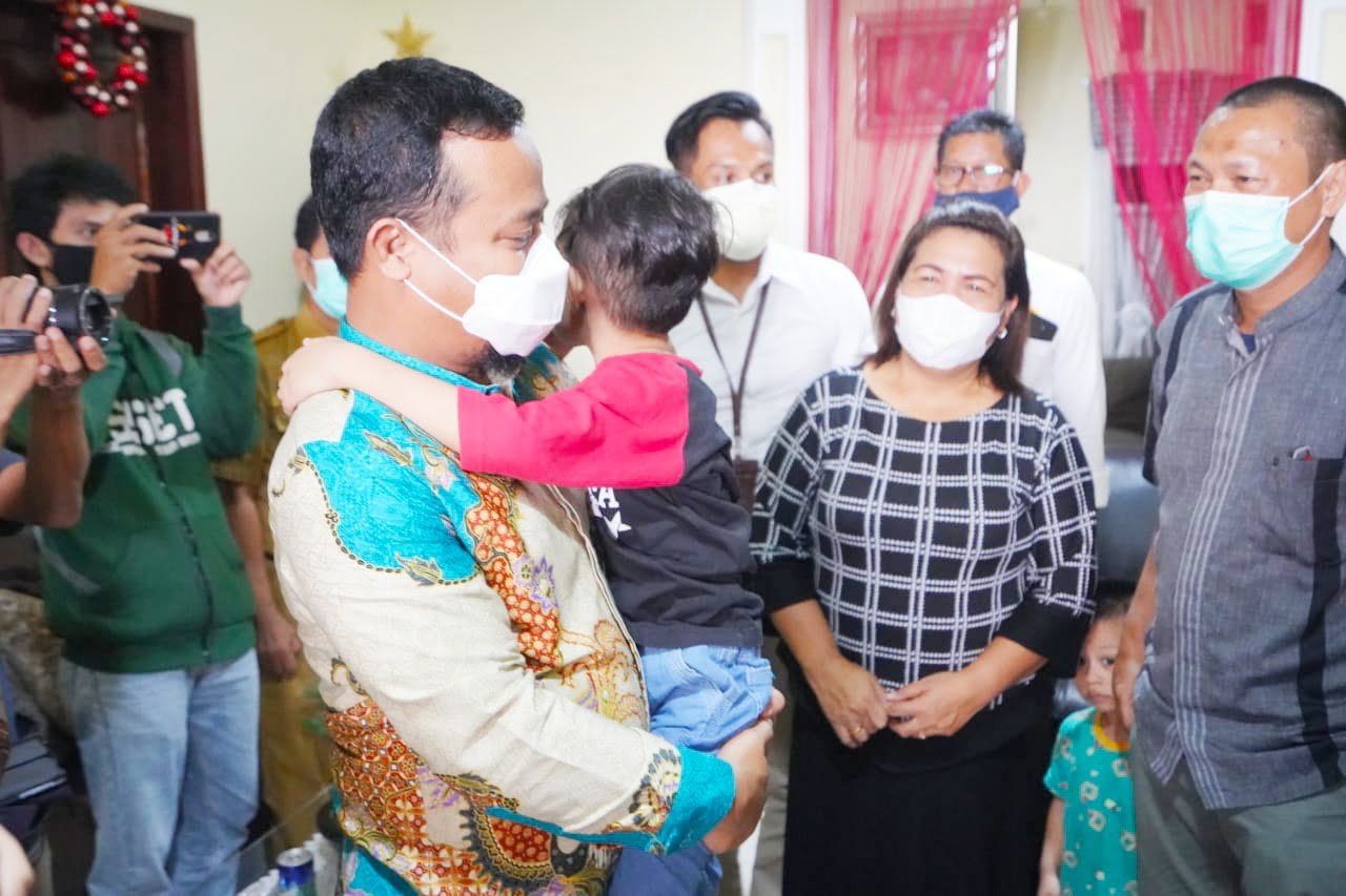 Sambil Gendong Anak Ricko, Wagub Sampaikan Duka Cita atas Jatuhnya Sriwijaya Air