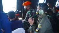 TNI AU Gunakan Helikopter Pantau Jatuhnya SJ-182 di Pulau Lancang