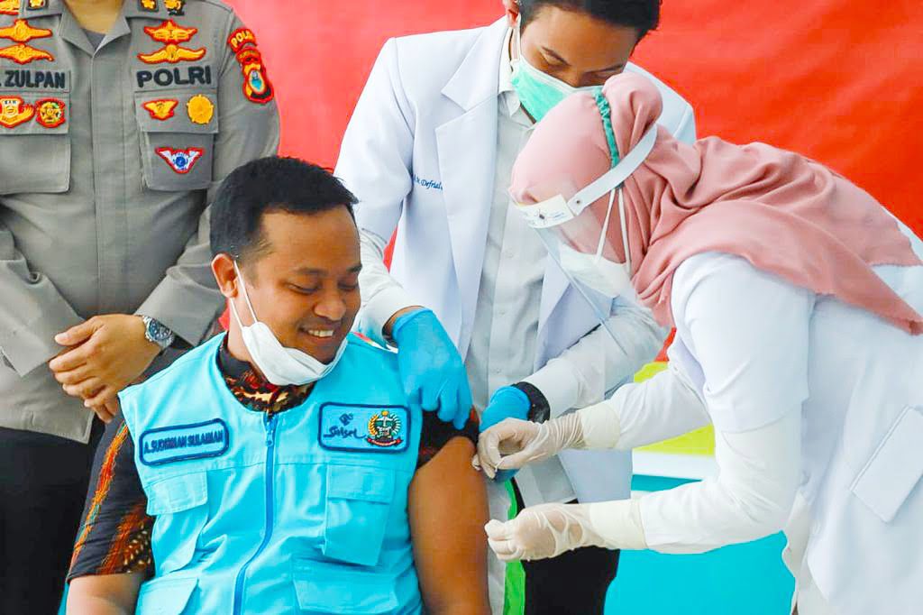 Wagub Andi Sudirman Jadi Orang Pertama Suntik Vaksin Covid-19 di Sulsel