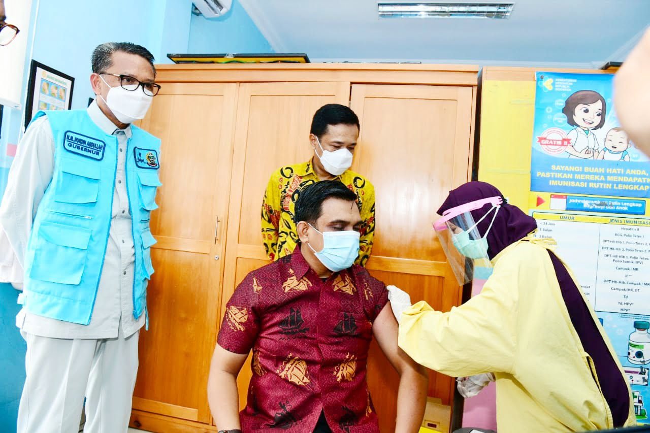Gubernur Nurdin Abdullah Pastikan Vaksinasi untuk Nakes Berjalan Lancar