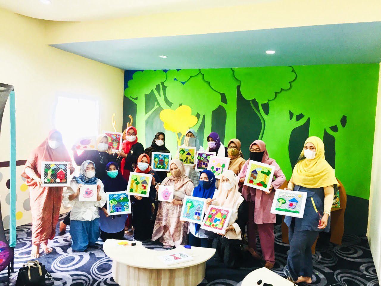 Aksi Nyata! 30 Kader Dekranasda dan Dharma Wanita Sulsel Berlomba-lomba Membuat Masker