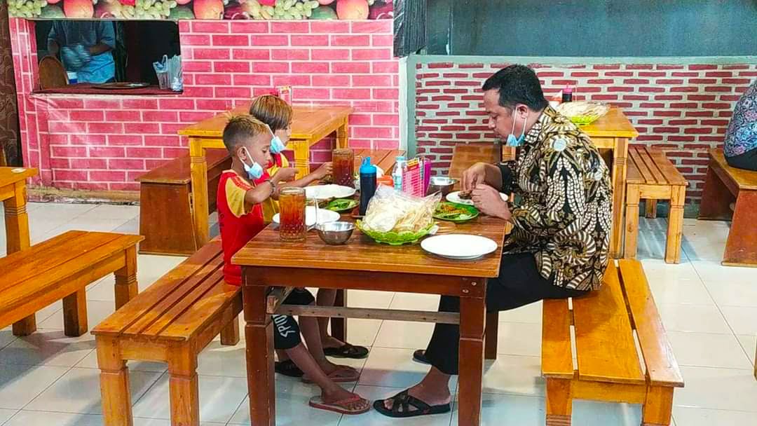 Dua Bocah Penjual Tisu Ini, Tak Sangka Diajak Makan Bebek sama Wagub Sulsel