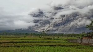 Gunung Semeru Kembali Keluarkan Awan Panas Guguran Sejauh 4,5 KM