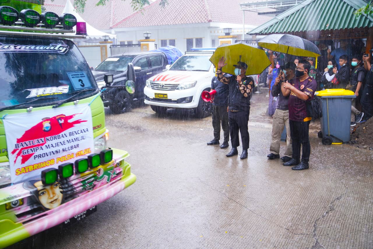 Wagub Sulsel Lepas Bantuan Kemanusiaan Untuk Sulbar, di Bawah Derasnya Hujan