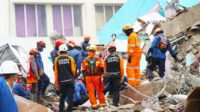 Tim SAR DMC DD Masih Berjuang Sisir Korban Gempa Sulbar di Reruntuhan Bangunan