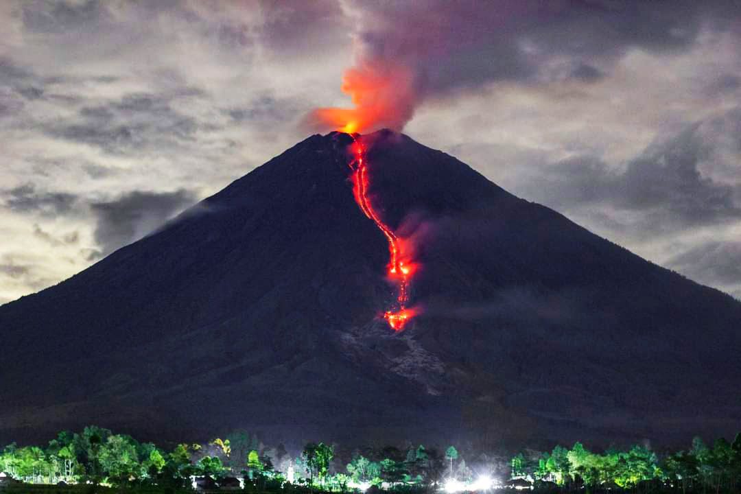 Pekan ke-2 di Tahun Baru, Indonesia Dilanda Beragam Bencana 3 Gunung Semeru