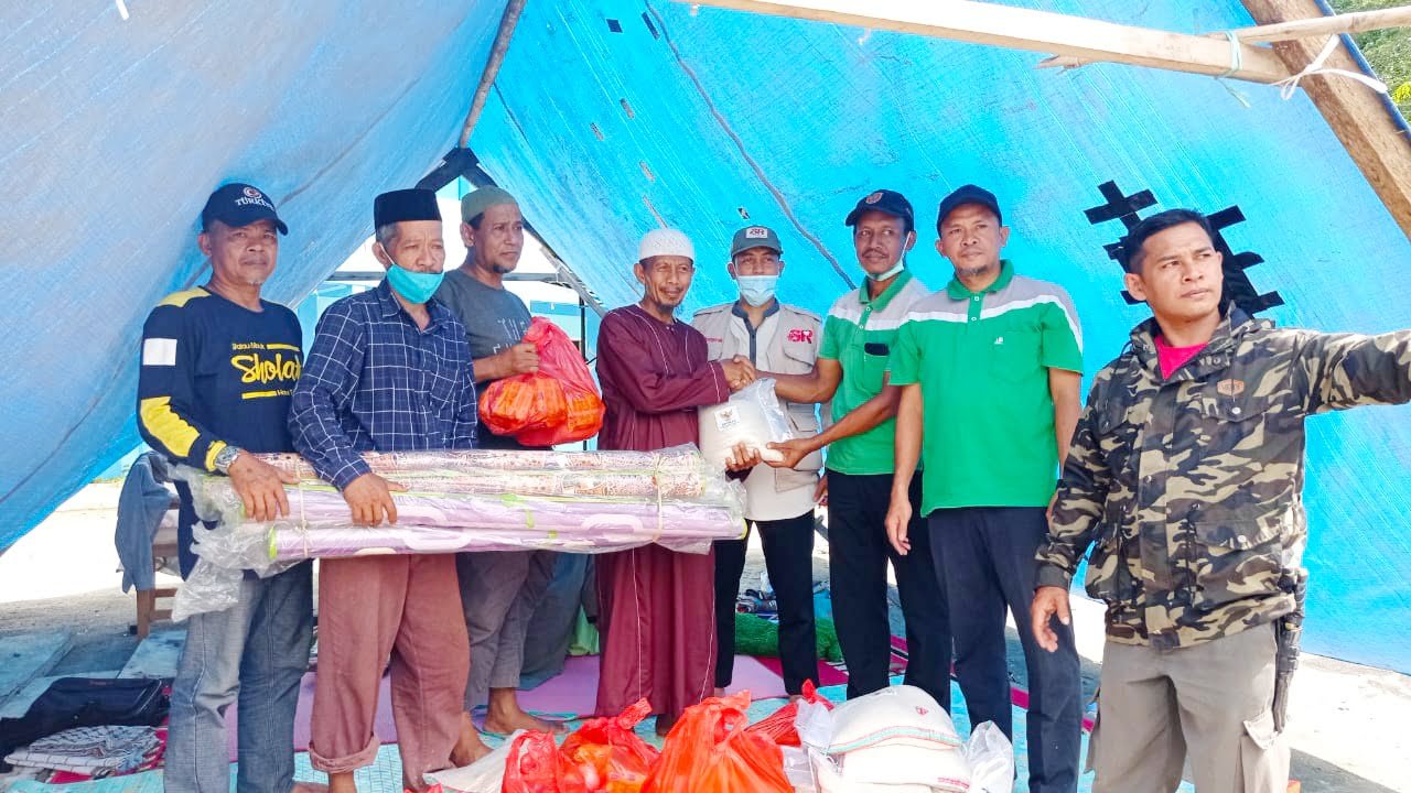 BAZNAS Sinjai Serahkan Langsung Bantuan di Lokasi Gempa Mamuju