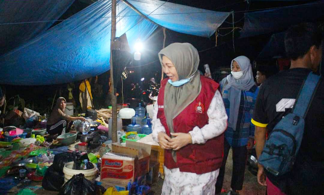 Rektor Unasman Polman Dr Chuduriah Bawa Bantuan ke Lokasi Pengungsi Gempa Sulbar di Malunda