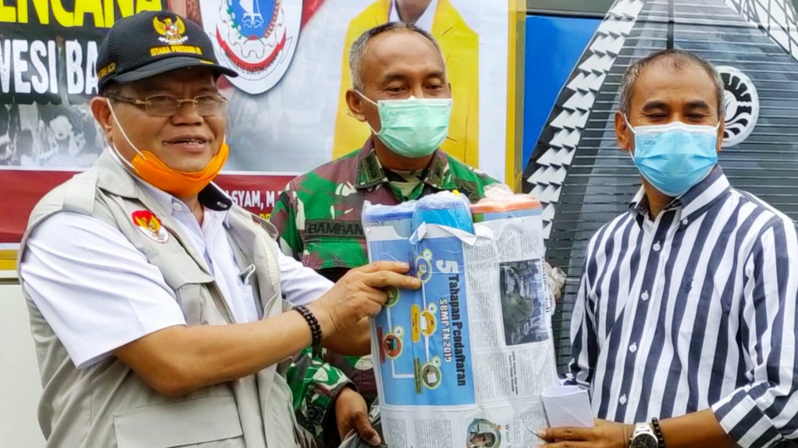 Presiden Jokowi Pulang, Rektor UNM Salurkan Langsung Bantuan ke Sulbar