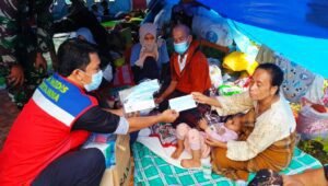 Cegah Cluster Pengungsi, Pertamina Bagikan Masker di SPBU dan Posko Pengungsian