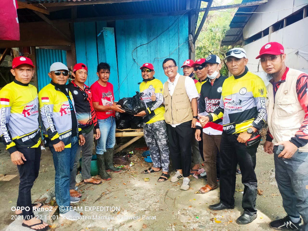Komunitas Sepeda Expedition Sinjai Serahkan Langsung Bantuan Korban Gempa Sampai di Mamuju