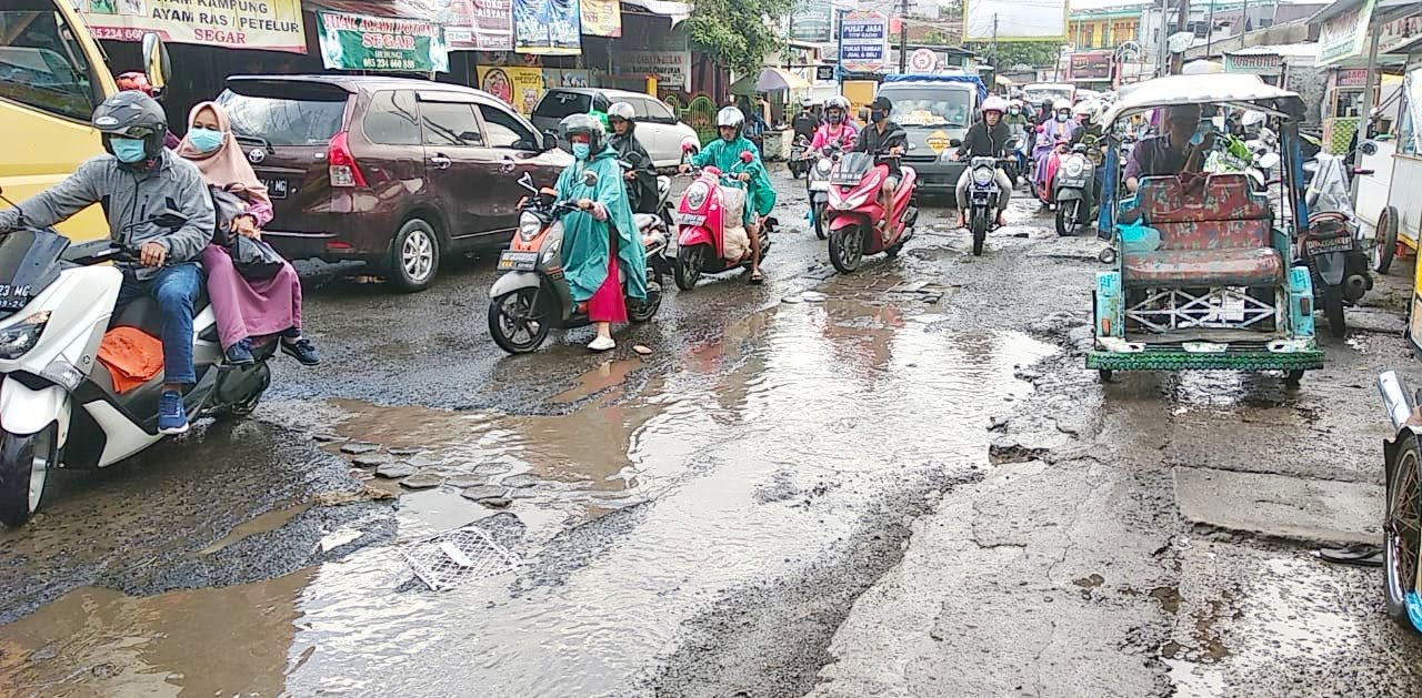 Langganan Macet Depan Pasar Antang Makassar, Penyebabnya Jalan Berlubang dan Rusak Parah