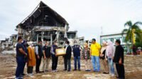 Didepan Kantor Gubernur Sulbar yang Rusak Parah, Kadisdik Sulsel Serahkan Bantuan Dana dan Logistik