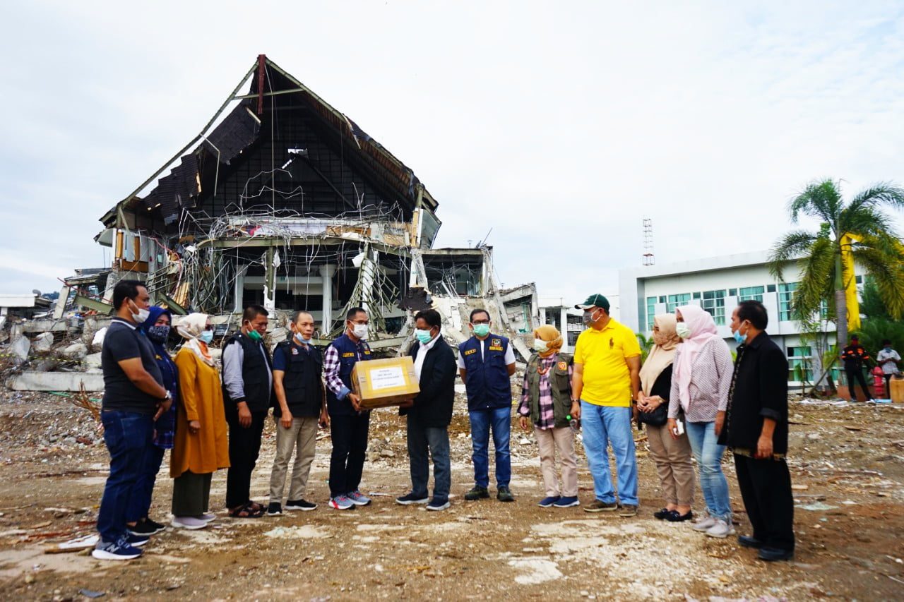 Didepan Kantor Gubernur Sulbar yang Rusak Parah, Kadisdik Sulsel Serahkan Bantuan Dana dan Logistik