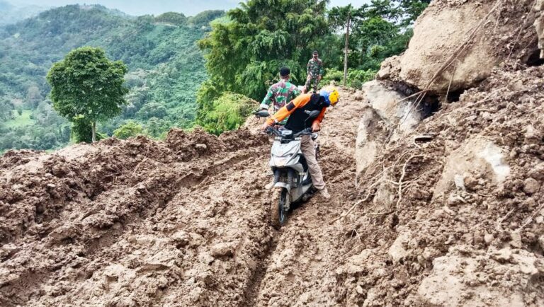 Tempuh Medan Terjal, Tak Surutkan Semangat TIM DMC Bantu Penyintas Gempa Sulbar 9 Tempuh Medan Terjal, Tak Surutkan Semangat TIM DMC Bantu Penyintas Gempa Sulba