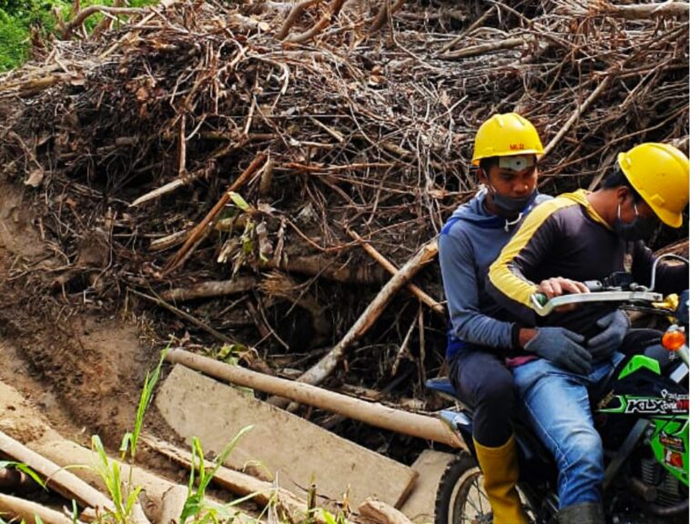 Tembus Wilayah Terisolir, PLN Berhasil Pulihkan 10 Gardu Listrik di Ulumanda Sulbar 7 Tembus Wilayah Terisolir, PLN Berhasil Pulihkan 10 Gardu Listrik di Ulumanda Sulbar