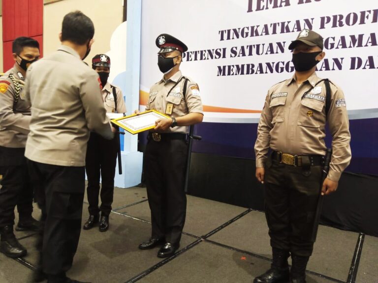 Kapolda Sulsel Serahkan Penghargaan Kepada 2 Satpam Berprestasi