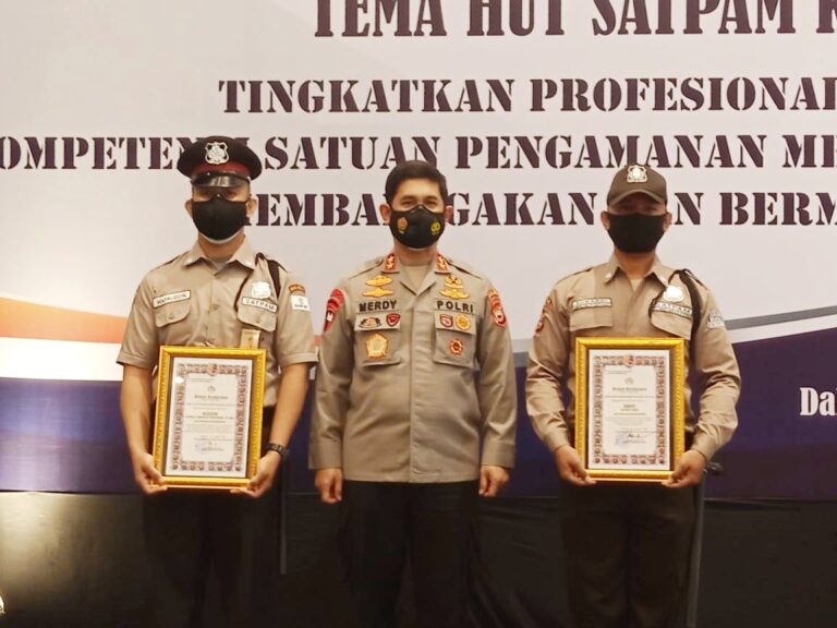 Kapolda Sulsel Serahkan Penghargaan Kepada 2 Satpam Berprestasi 4 Kapolda Sulsel Serahkan Penghargaan Kepada 2 Satpam Berprestasi