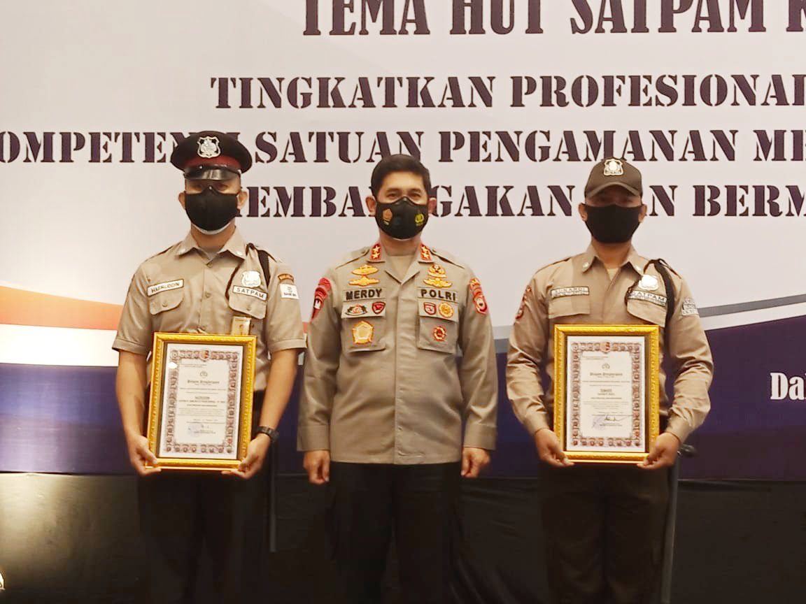 Kapolda Sulsel Serahkan Penghargaan Kepada 2 Satpam Berprestasi