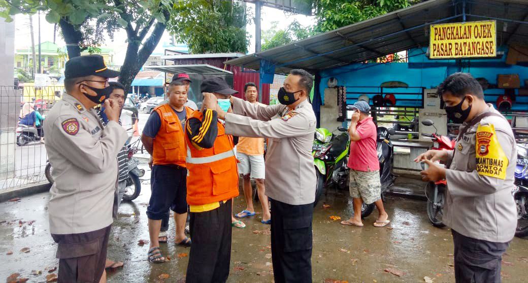 Kasus Positif Covid-19 di Maros Meningkat, Polsek Mandai Kembali Bagi Masker