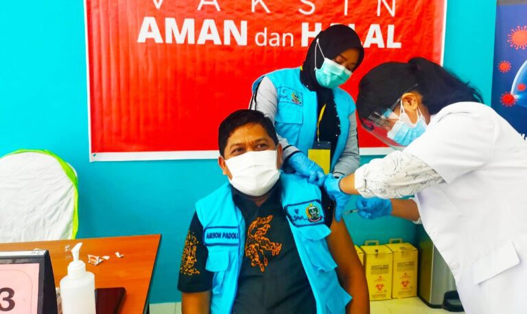 Terima Vaksin Covid-19 Pertama, Amson Padolo Ajak Masyarakat Sukseskan Vaksinasi