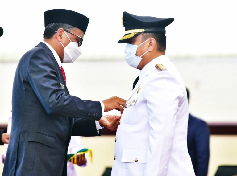 Dilantik Gubernur Sulsel, Irwan Bachri Resmi menjadi Bupati Lutim 3 Dilantik Gubernur Sulsel, Irwan Bachri Resmi menjadi Bupati Lutim