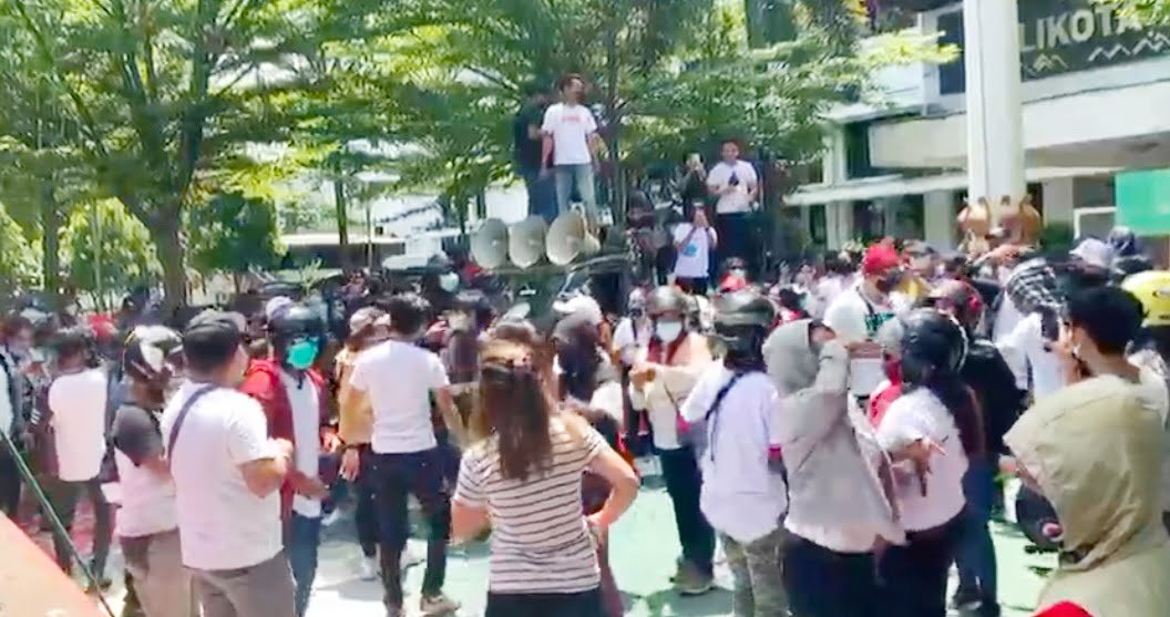 Tuntut Pencabutan PPKM, Pekerja Hiburan Malam Bergoyang di Balikota