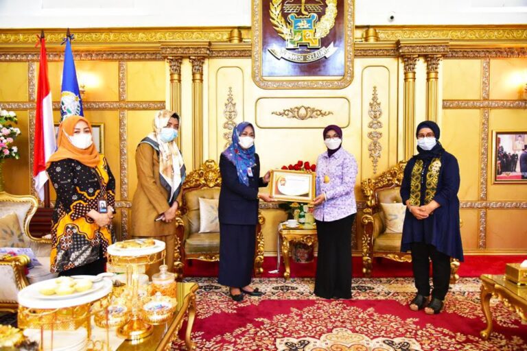 Lies F Nurdin Terima Penghargaan dari BKKBN atas Partisipasi dalam kegiatan Pelayanan KB Serentak Sejuta Akseptor