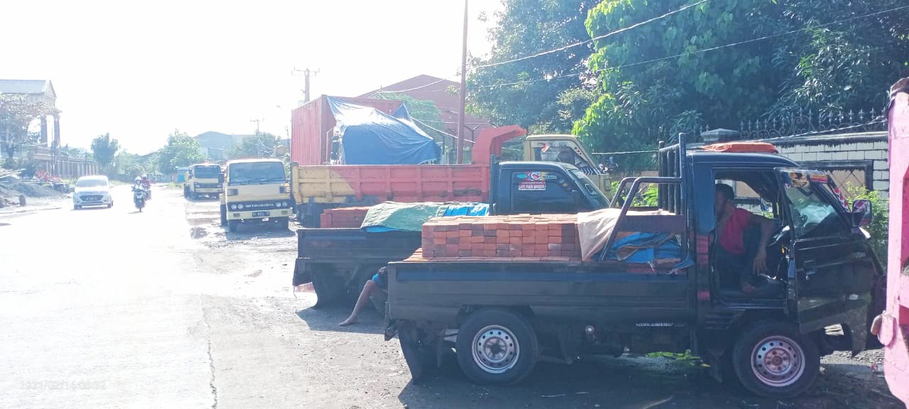 Aktivitas Bongkar Muat Dibahu Jl. Yusuf Dg Ngawing Ditertibkan 2 Aktivitas Bongkar Muat Dibahu Jl. Yusuf Dg Ngawing Ditertibkan