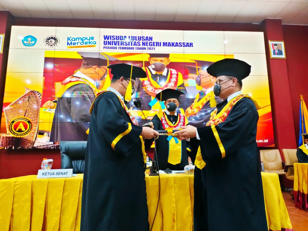 Rektor UNM Kukuhkan Bupati Luwu dan 1.000 Wisudawan secara Daring & Luring