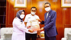Serahkan 10 SK PLH Bupati di Sulsel, Gubernur harap dapat Bekerja dan Embang Amanah dengan Baik