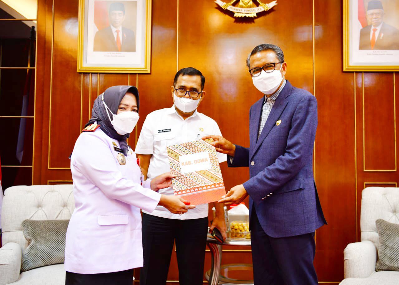 Serahkan 10 SK PLH Bupati di Sulsel, Gubernur harap dapat Bekerja dan embang Amanah dengan Baik