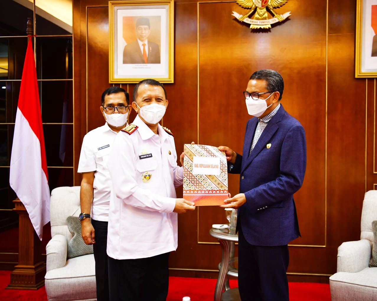 Serahkan 10 SK PLH Bupati di Sulsel, Gubernur harap dapat Bekerja dan Embang Amanah dengan Baik 2 Serahkan 10 SK PLH Bupati di Sulsel, Gubernur harap dapat Bekerja dan embang Amanah dengan Baik
