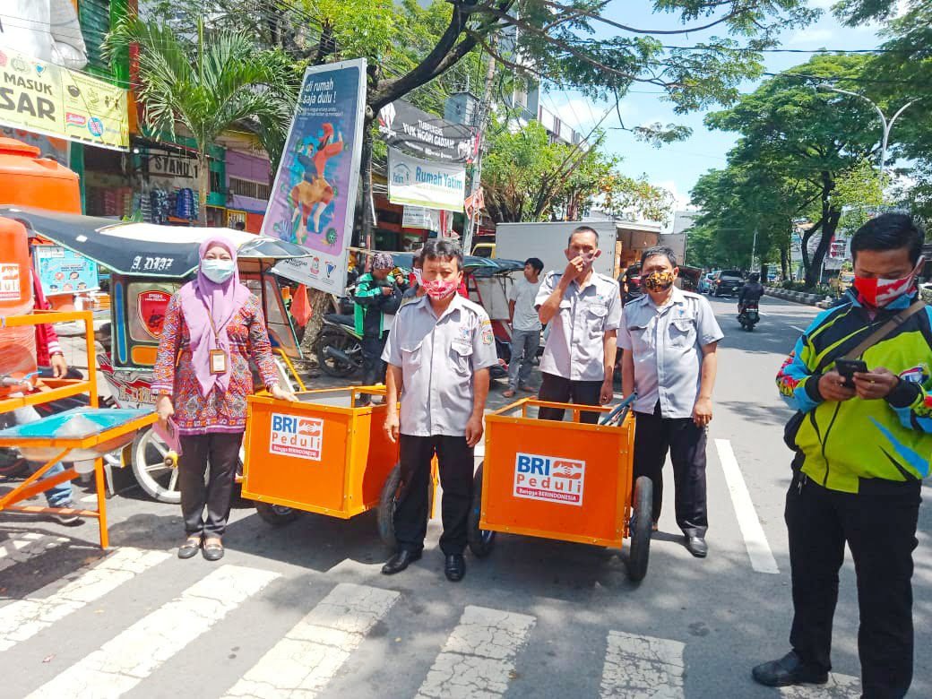 BRI Beri Bantuan Sarana Kebersihan di Pasar Maricaya