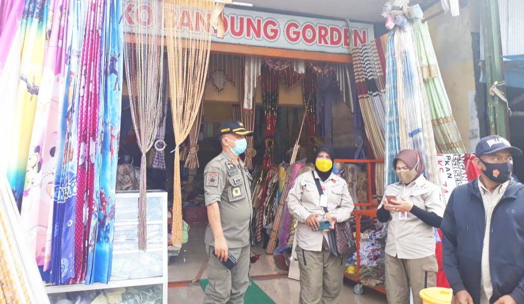ruko bg Bandung Gorden yang diduga berdiri di atas lahan fasum jalanan
