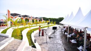 Resmikan Amphi Theatre, Gubernur Sulsel Akan Benahi Kerusakan Jalan Metro Tanjung Bunga